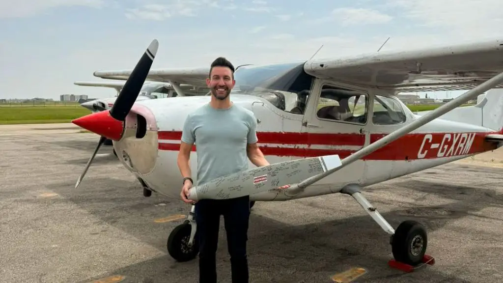 Estudiantes de la escuela de vuelo Adventure Aviation en Grande Prairie