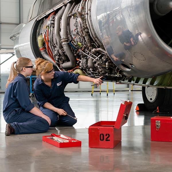Estudiantes de BCIT inspeccionando un motor de avión