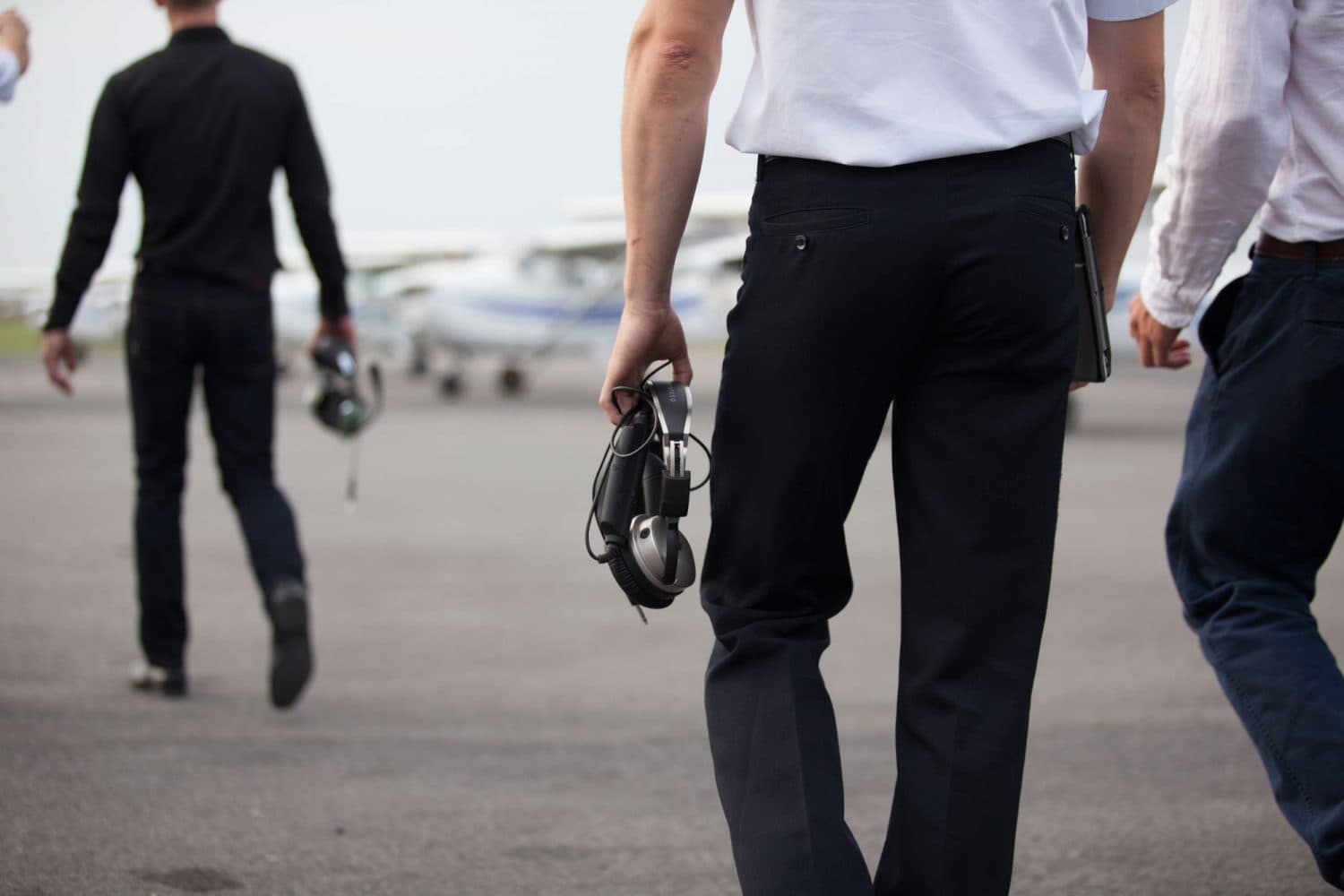 Pilotos de Cargair frente a una aeronave