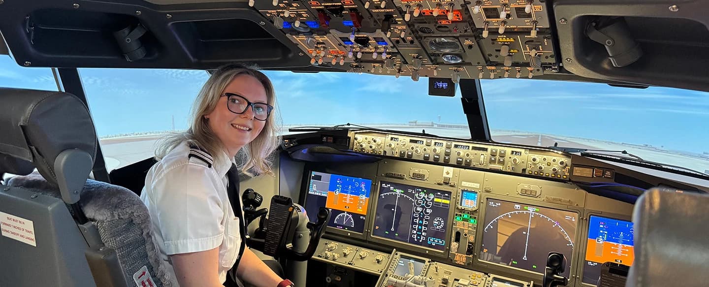 Estudiante piloto en la cabina de un simulador de vuelo Boeing, Centennial College