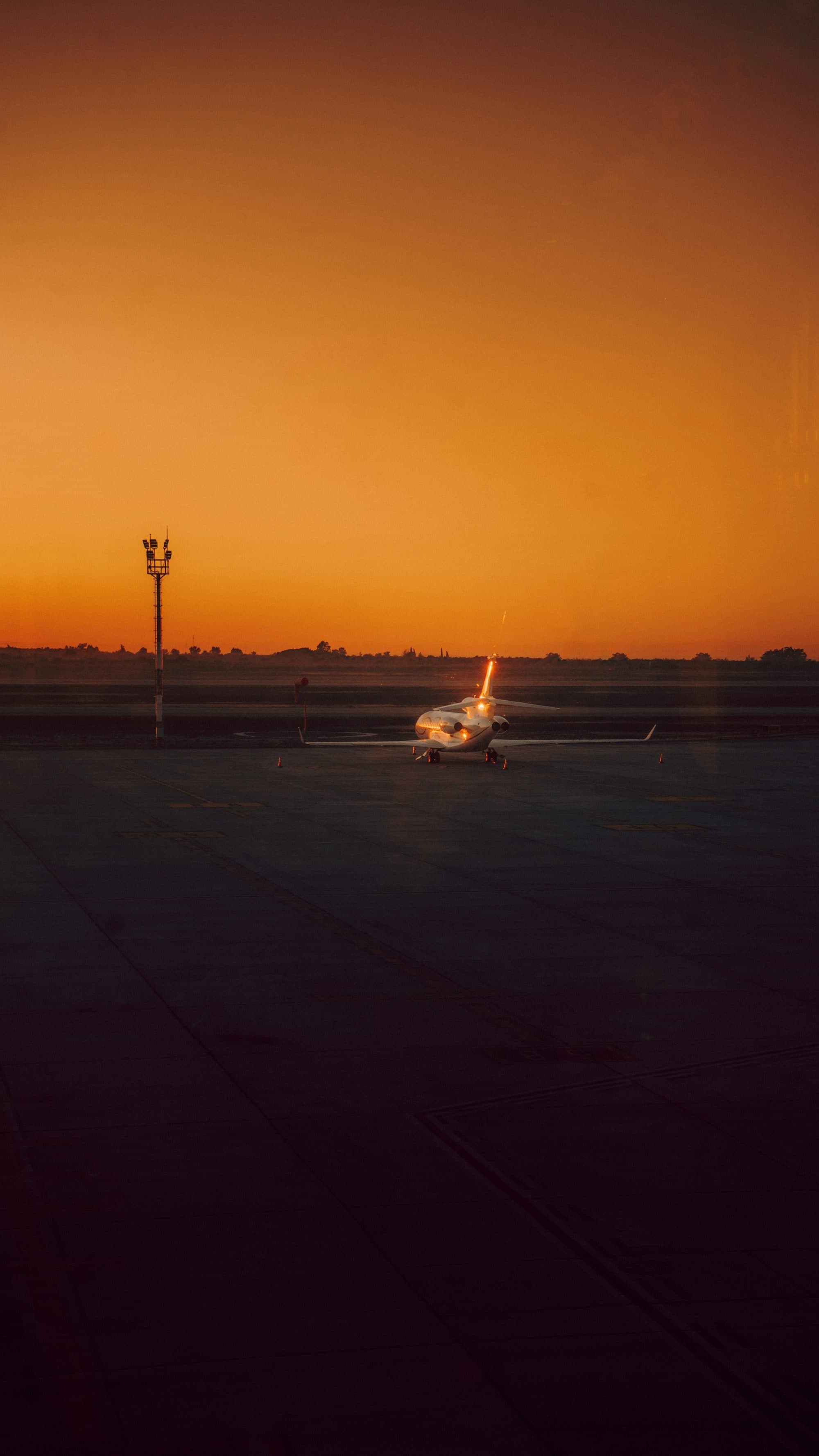 Avión comercial en pista al atardecer