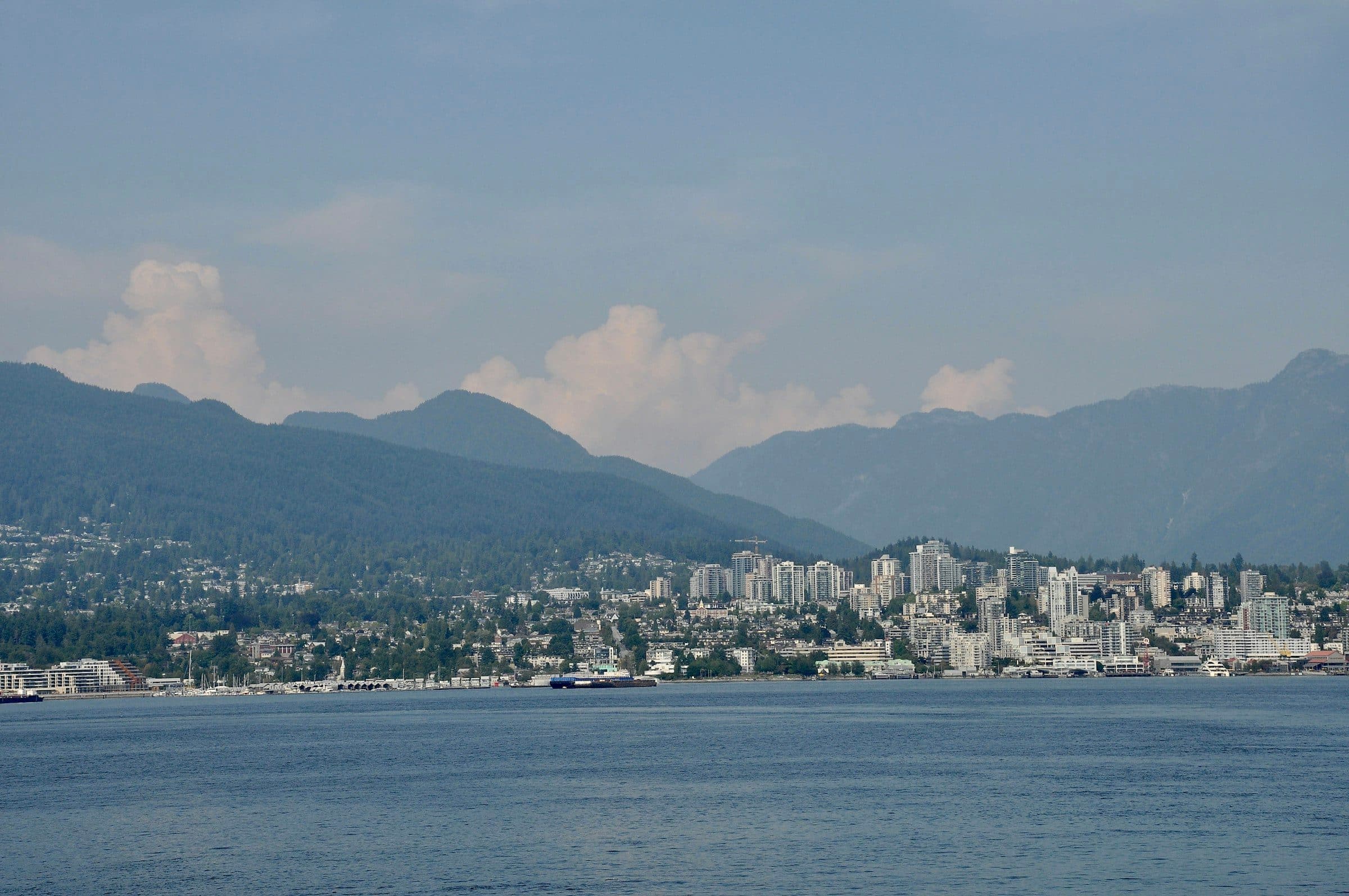 Vista de Vancouver con montañas de fondo