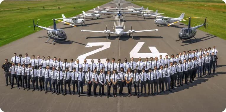 Flota y estudiantes de Select Aviation College en pista