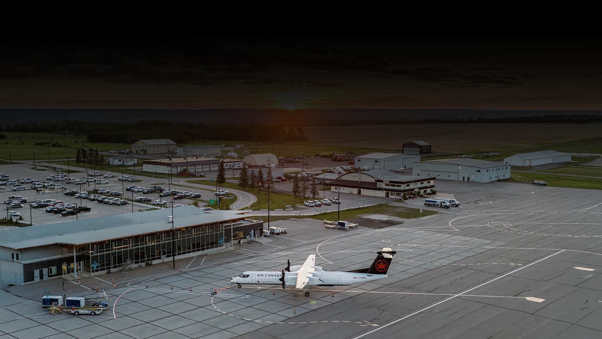 Vista aérea del aeropuerto de Grande Prairie con un avión regional de Air Canada en la plataforma, programa Commercial Pilot Licence de Adventure Aviation