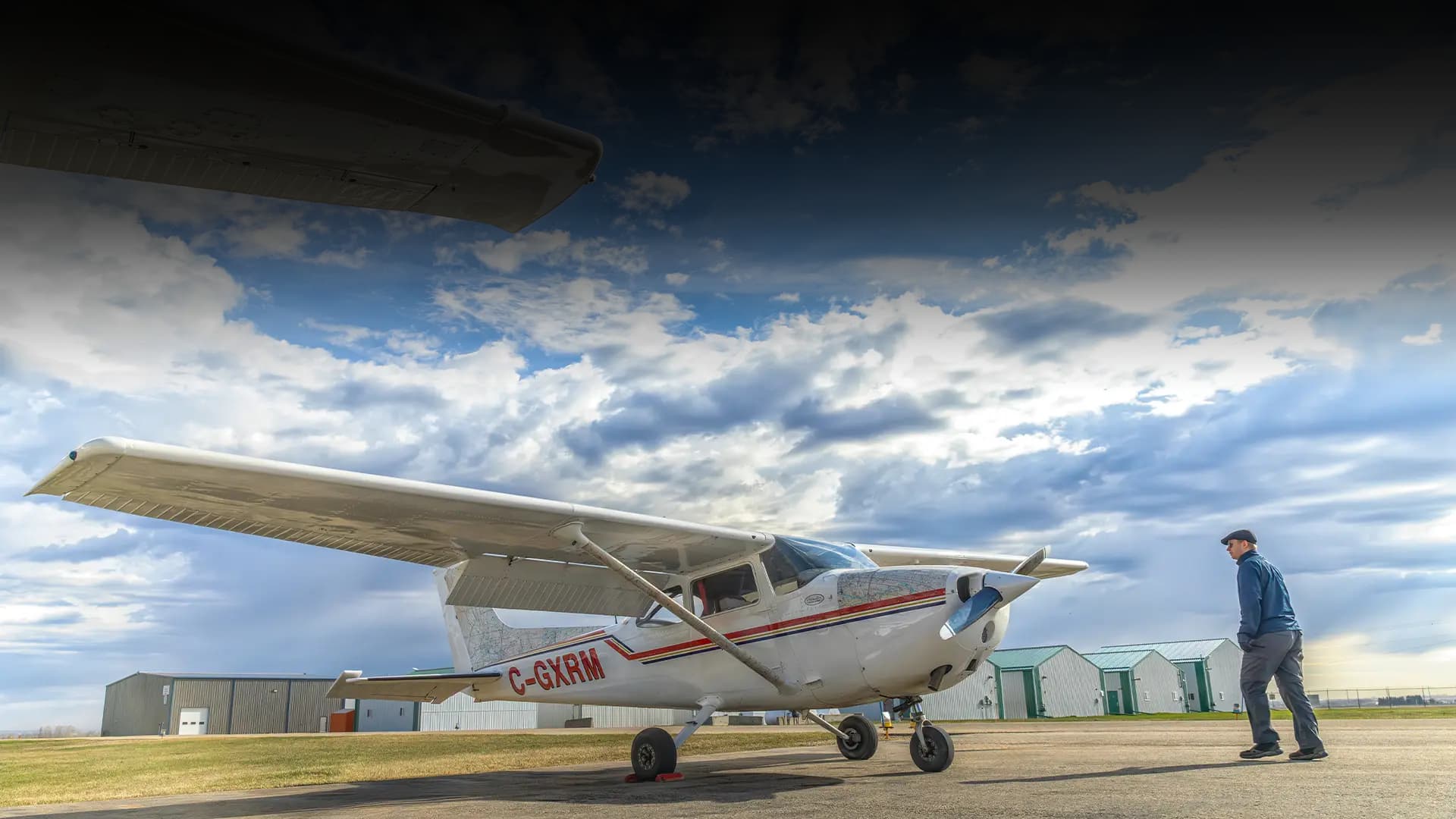 Cessna 172 en pista con un instructor caminando hacia la aeronave, programa Private Pilot Licence de Adventure Aviation