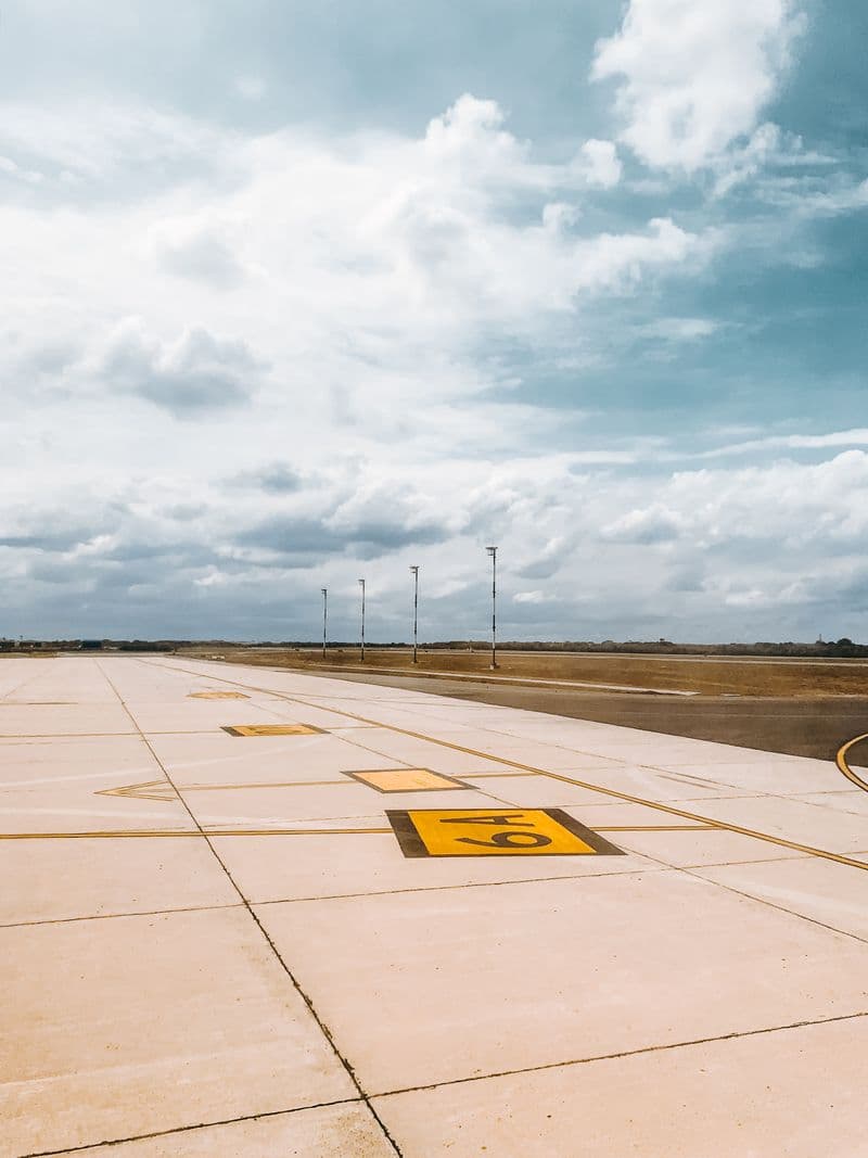 Pista de aeropuerto vista desde la plataforma