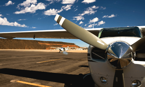 Nariz de una avioneta monomotor en pista, programa Aviation Management Professional Program de Algoma University