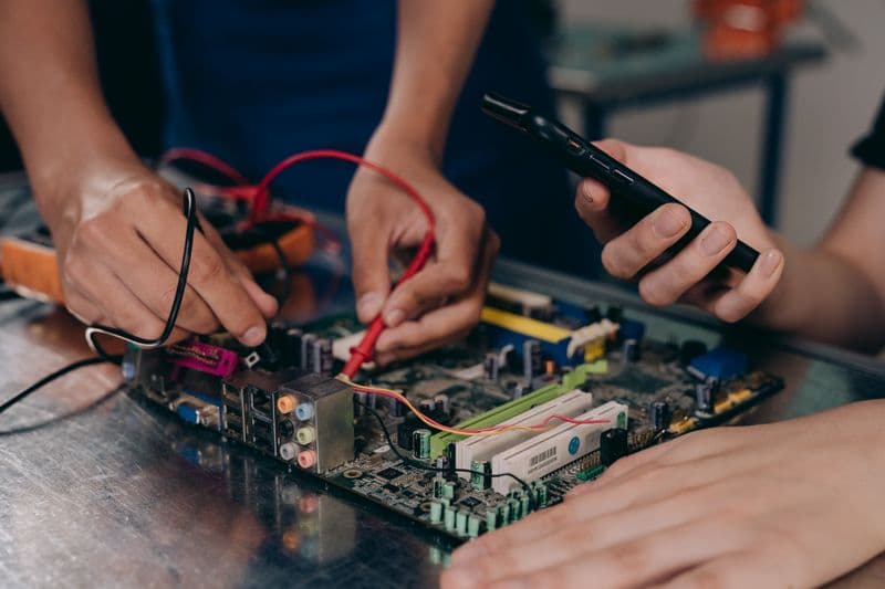 Técnico trabajando en electrónica de precisión