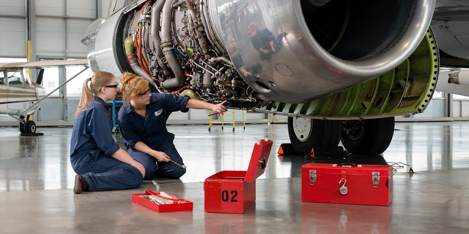 Estudiantes de BCIT inspeccionando un motor de avión en el Aerospace Technology Campus