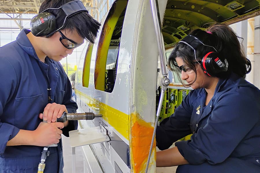 Estudiantes de BCIT remachando la estructura de una aeronave