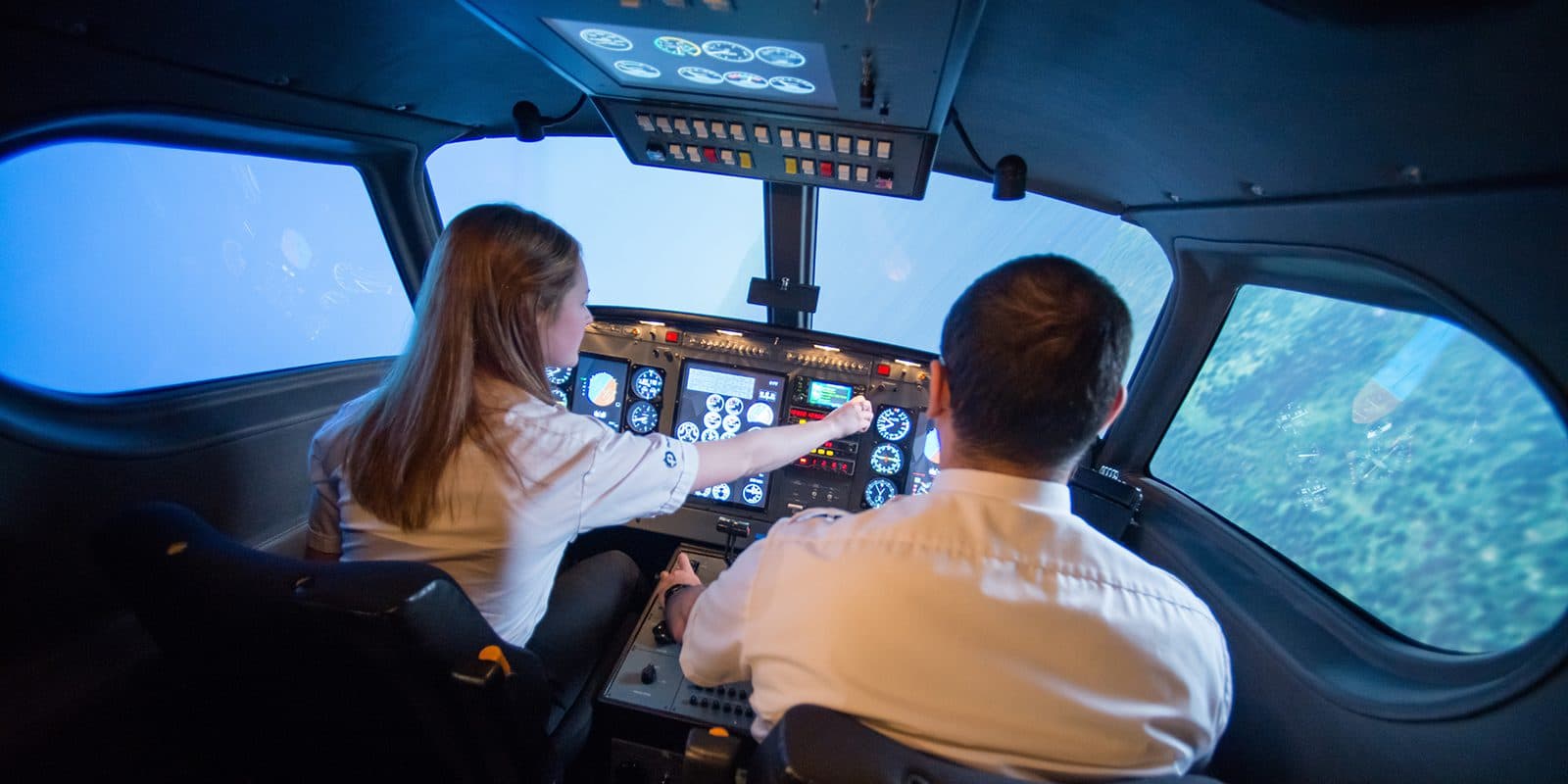 Estudiantes de BCIT entrenando en un simulador de vuelo