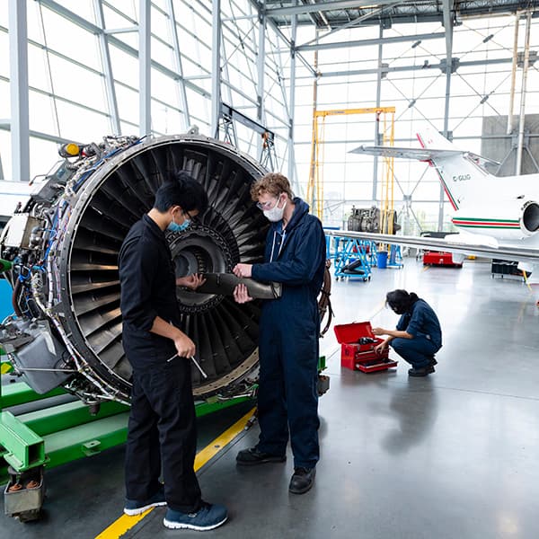 Estudiantes de BCIT trabajando en un motor de turbina