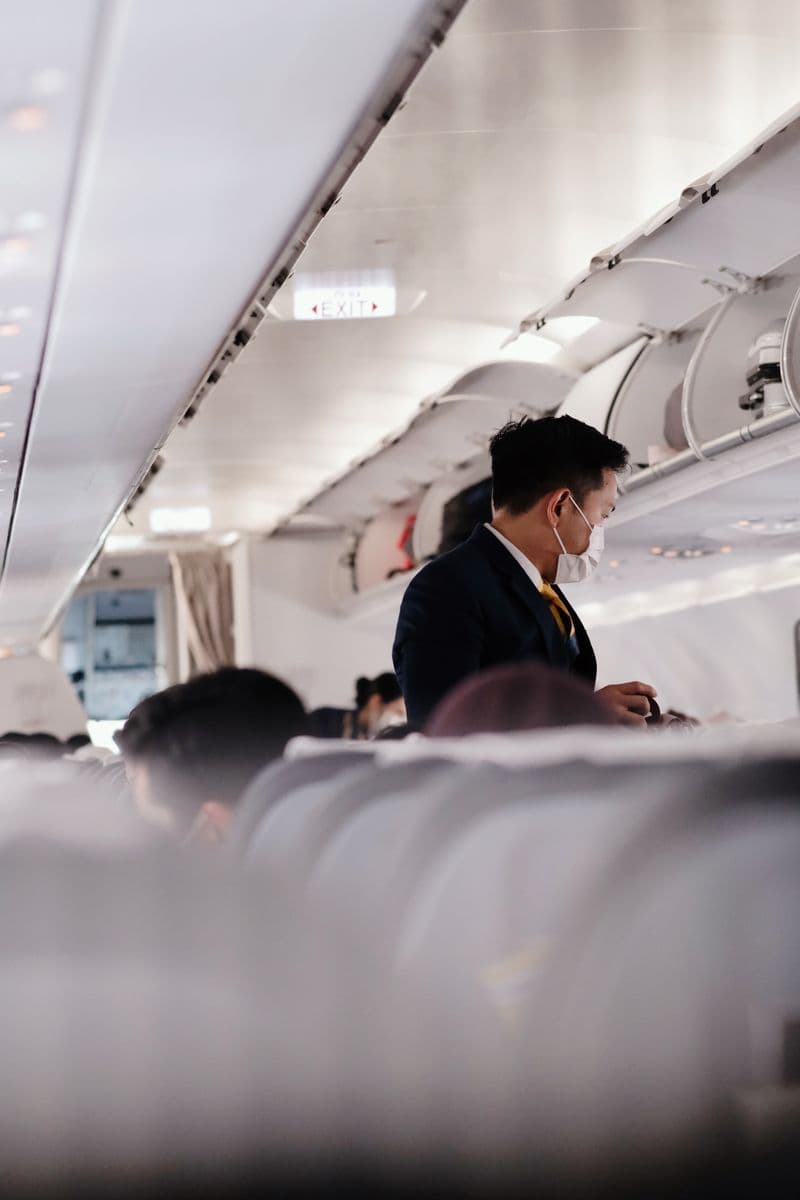 Tripulante de cabina en un vuelo comercial