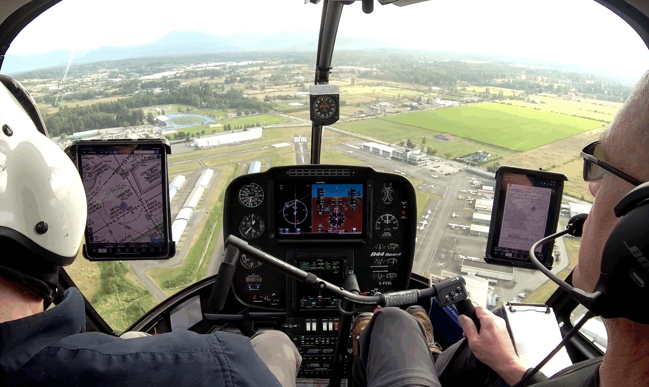 Vista desde la cabina de un helicóptero de Chinook con panel de instrumentos IFR y GPS