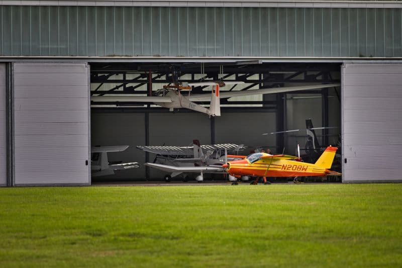 Hangar de aviación general con varias aeronaves