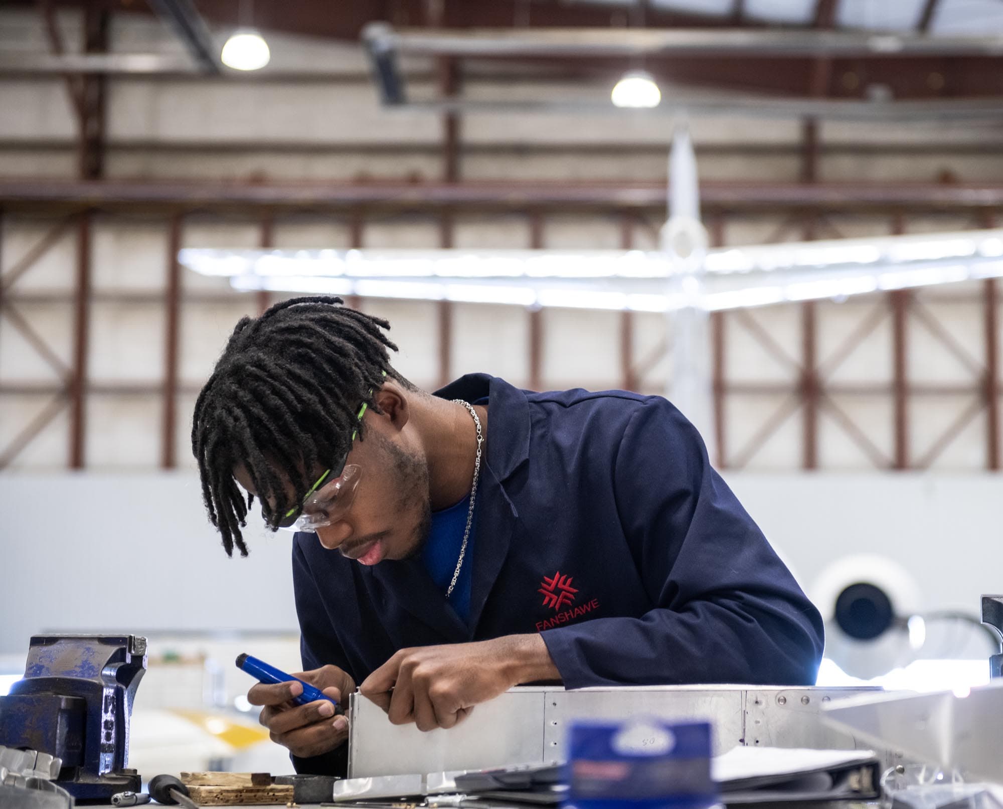 Estudiante de Aviation Technician - Aircraft Maintenance trabajando en clase en el hangar, Fanshawe College