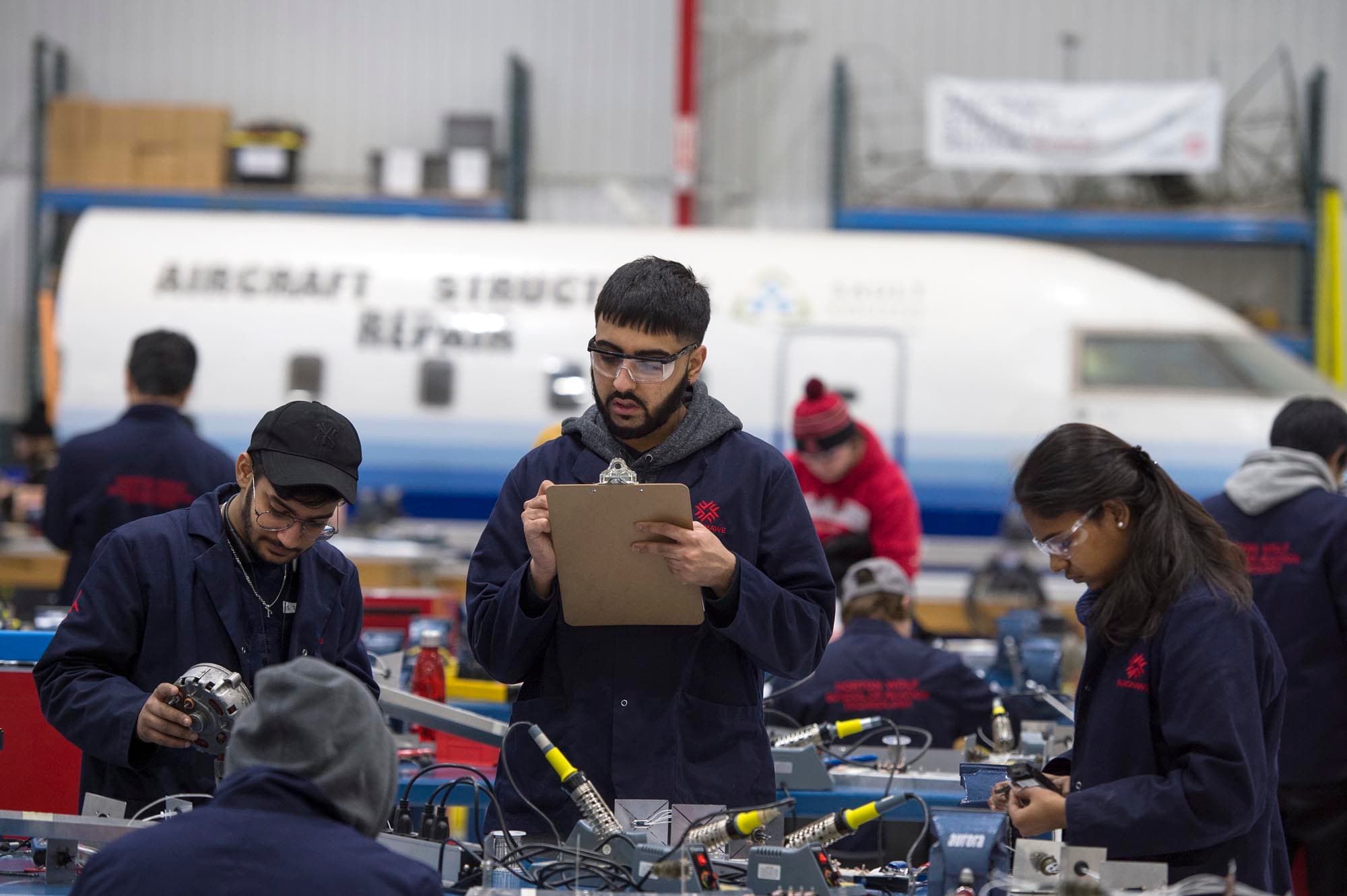 Estudiantes de Aircraft Structural Repair Technician trabajando en el hangar Jazz, Fanshawe College