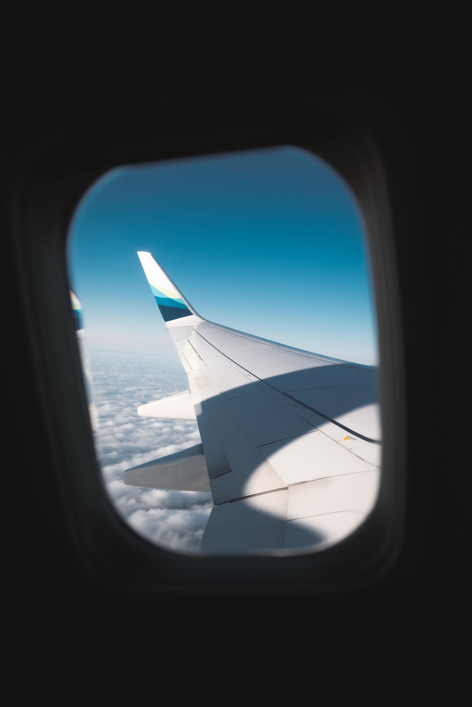 Ala de un avión sobre las nubes al atardecer