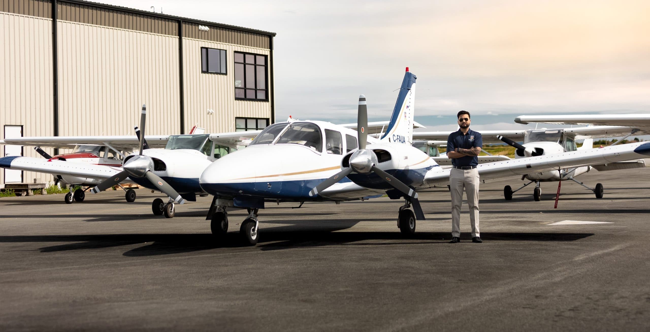 Instructor de Insignia College junto a una aeronave multimotor Piper Seneca
