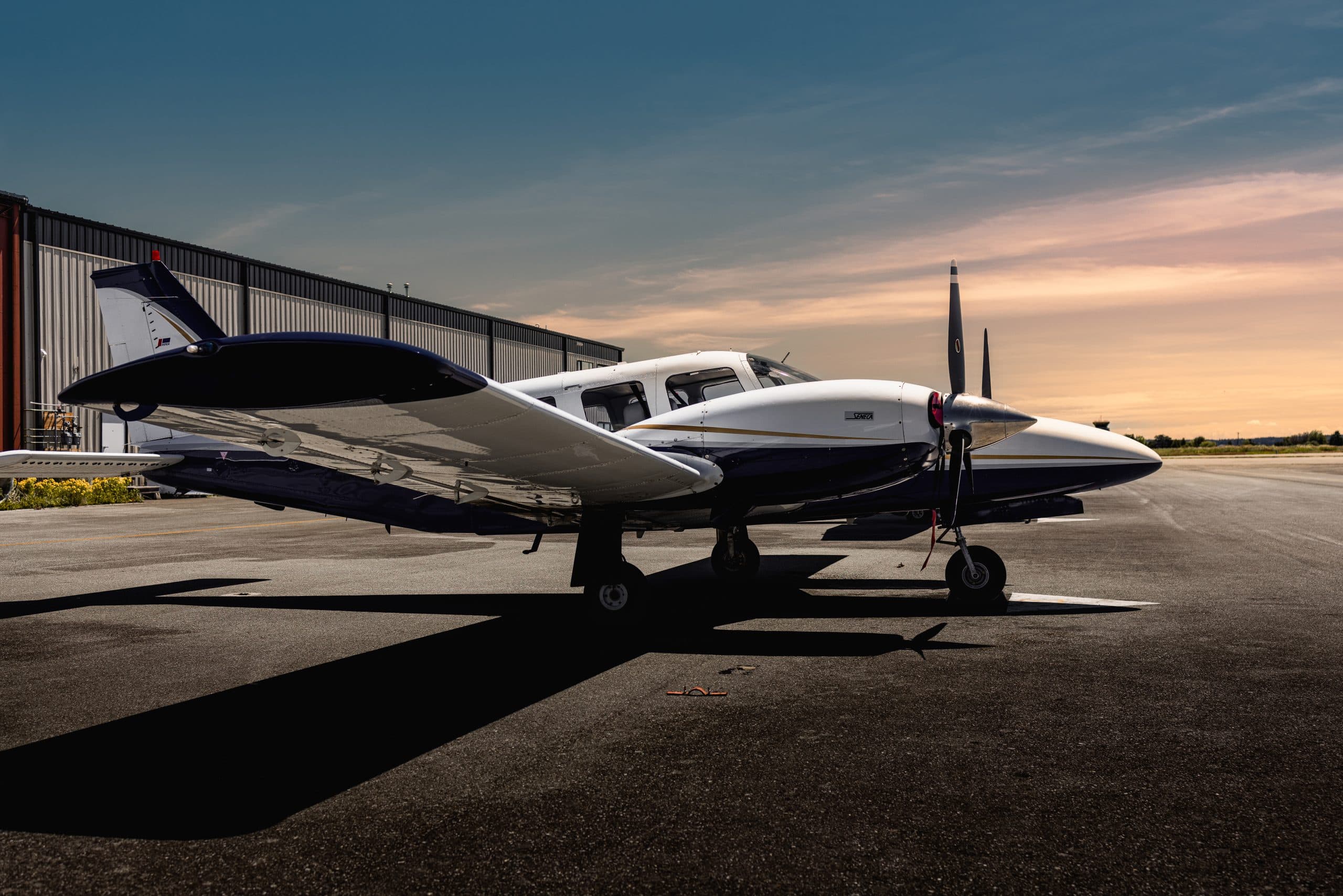 Aeronave multimotor Piper Seneca de Insignia College al atardecer