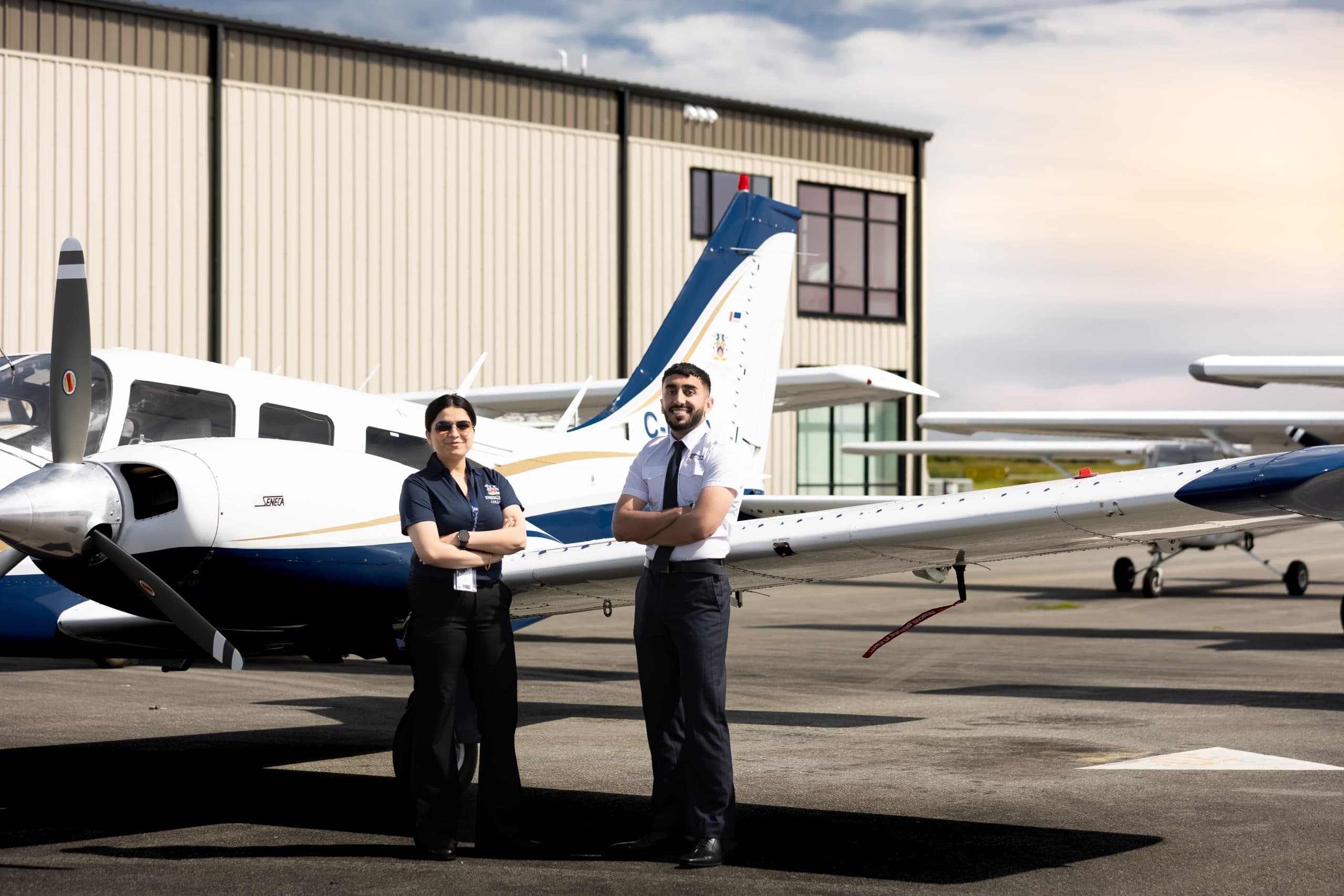 Equipo de Insignia College con aeronaves monomotor en la pista de Boundary Bay