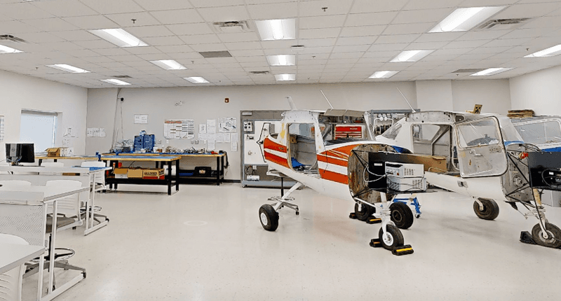 Aula/taller de aviónica del Centre for Aviation Technology de Mohawk College con aeronave en reparación