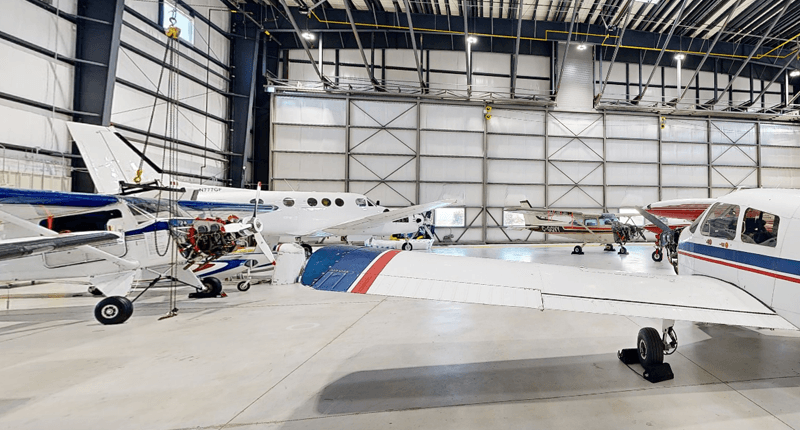 Hangar del Centre for Aviation Technology de Mohawk College con aeronaves en mantenimiento