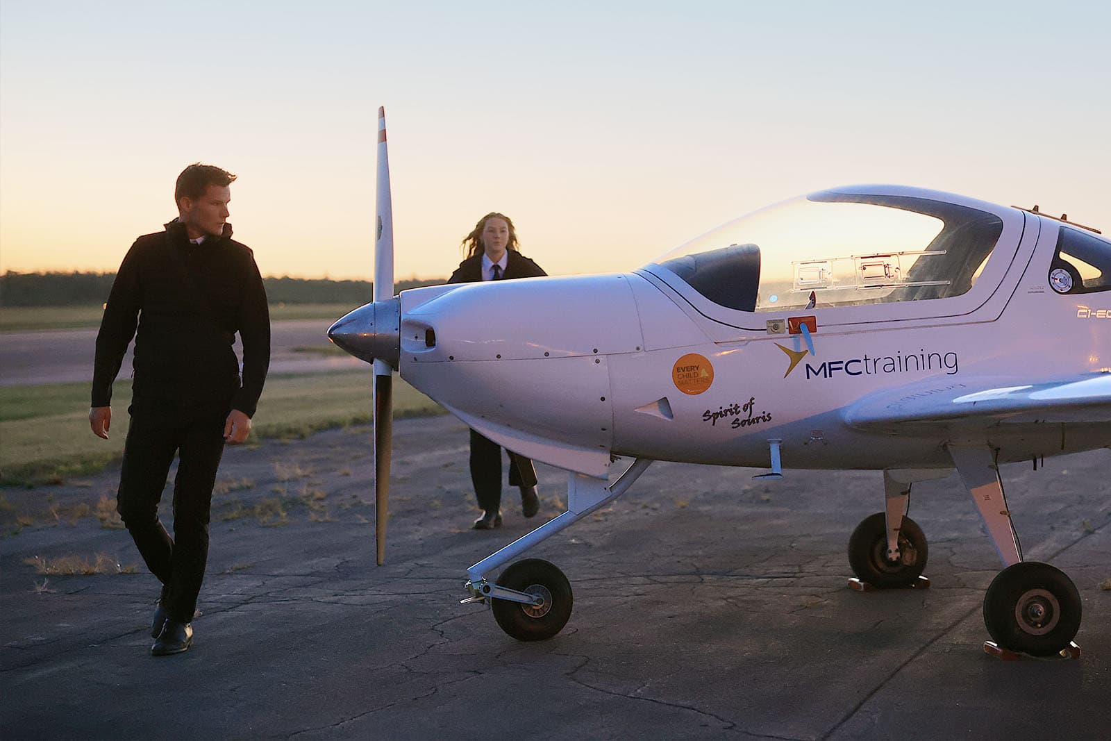 Estudiantes caminando hacia una aeronave de MFC Training, programa Aviation de Mount Allison University