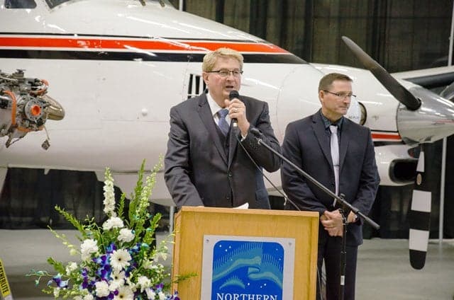 Evento en el hangar del Dawson Creek Aerospace Centre de Northern Lights College, con una aeronave de fondo