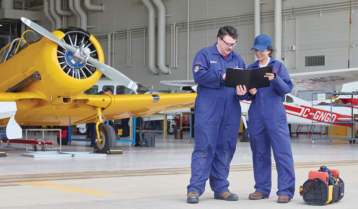 Técnico realizando mantenimiento en un helicóptero, programa Aircraft Maintenance Engineers Technology de SAIT