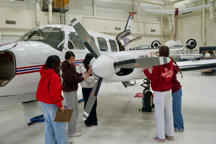 Estudiantes inspeccionando un avión en el Art Smith Aero Centre de SAIT