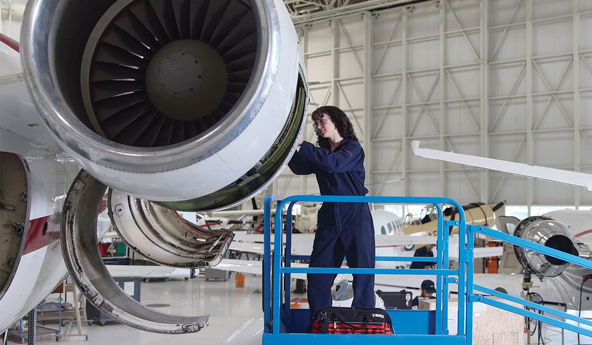 Técnico trabajando en la estructura interior de una aeronave, programa Aircraft Structures Technician de SAIT