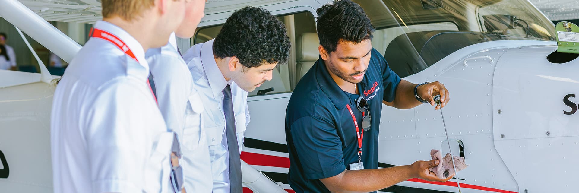 Instructor de Seneca Polytechnic enseñando una inspección de seguridad en un Cessna