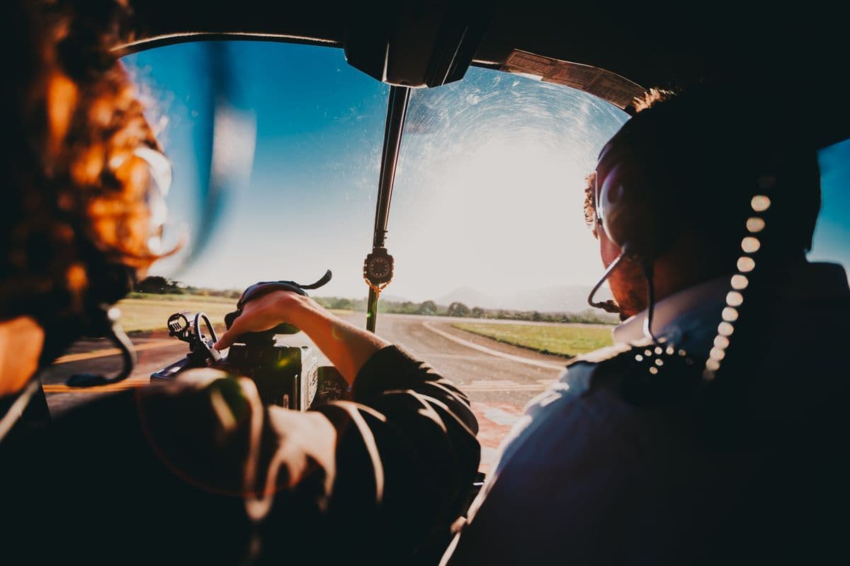 Pilotos en la cabina de un helicóptero durante vuelo