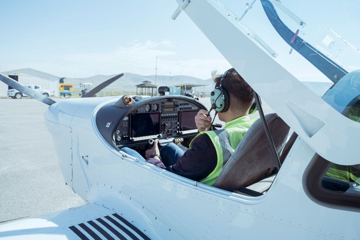 Piloto en la cabina de una aeronave pequeña durante entrenamiento de vuelo