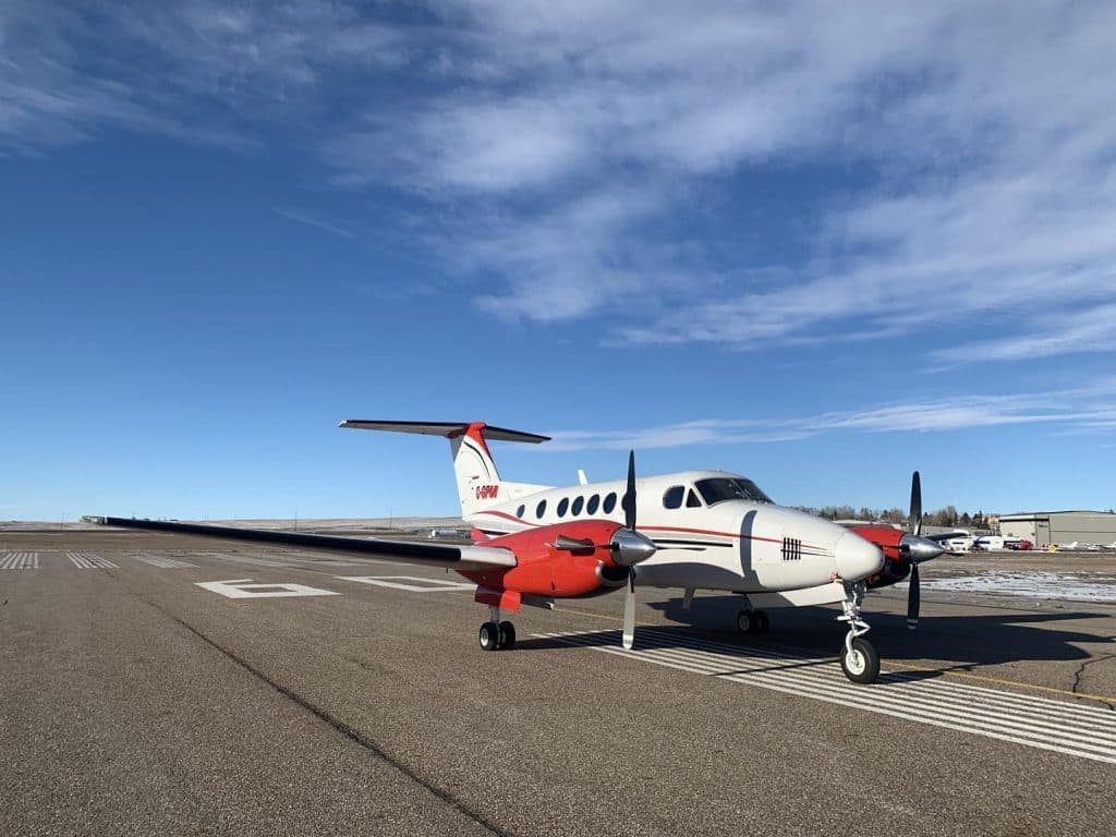 King Air 200 de Super T Aviation Academy en la pista del Medicine Hat Airport
