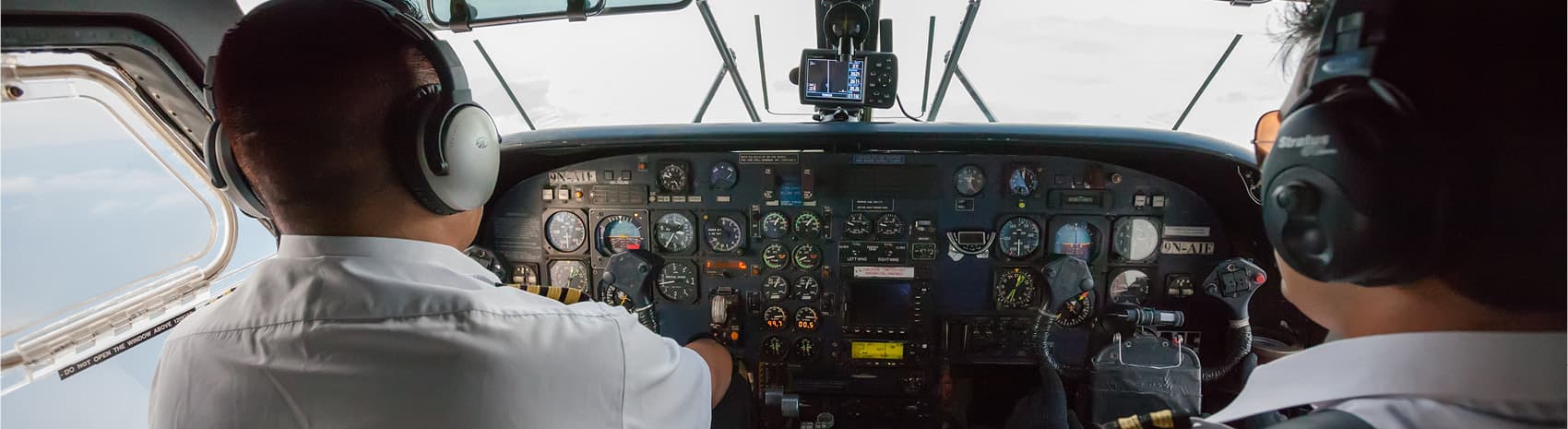 Vista de cabina desde detrás de dos pilotos en vuelo, programa Aviation BBA de UFV