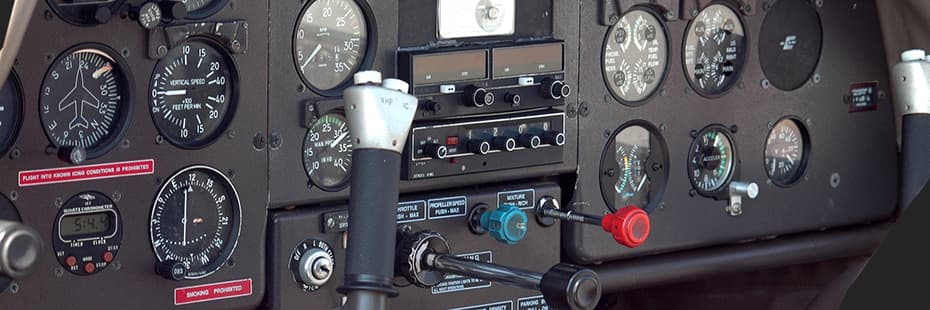 Panel de instrumentos de cabina de una aeronave, programa Commercial Aviation Leadership de University of Windsor